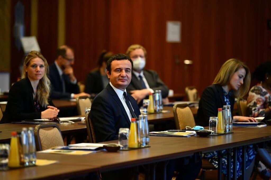 Albin Kurti en reunión