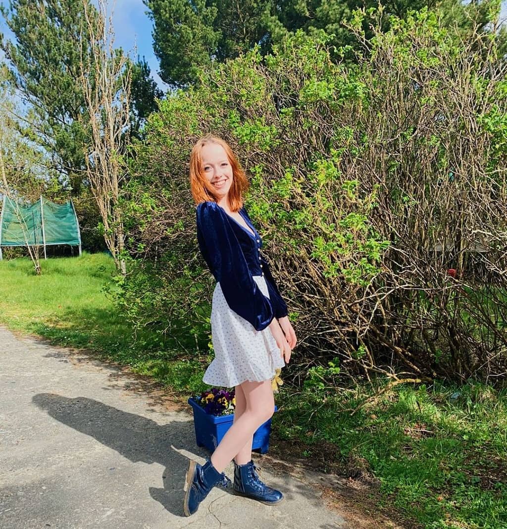 Foto completa de Amybeth Mcnulty