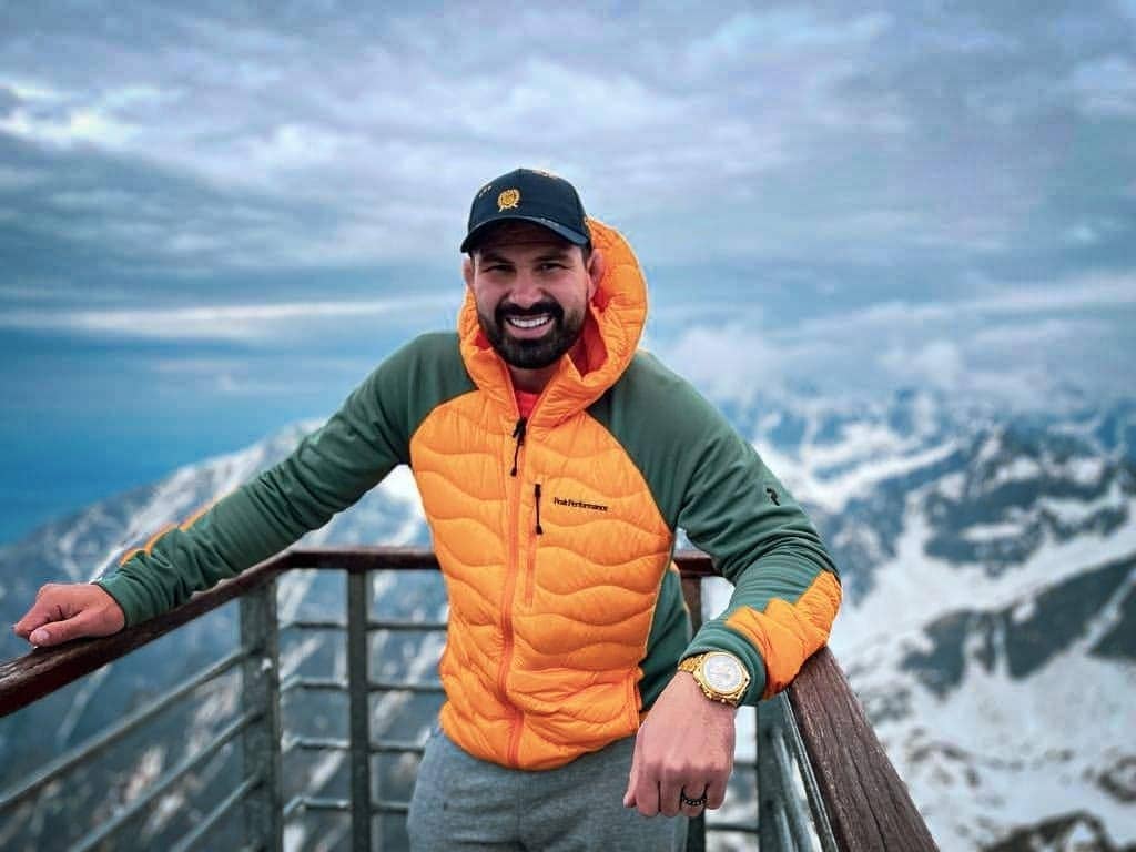 Attila Végh con chaqueta amarilla