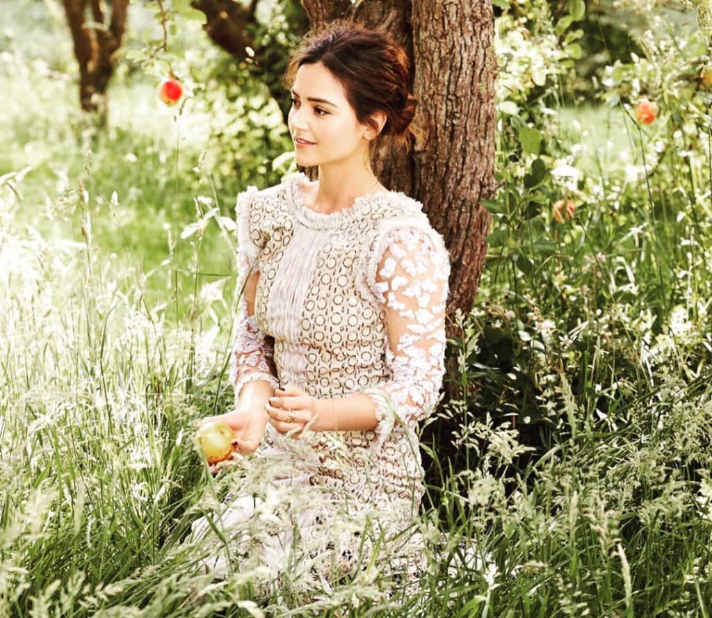 Jenna Coleman en el jardín