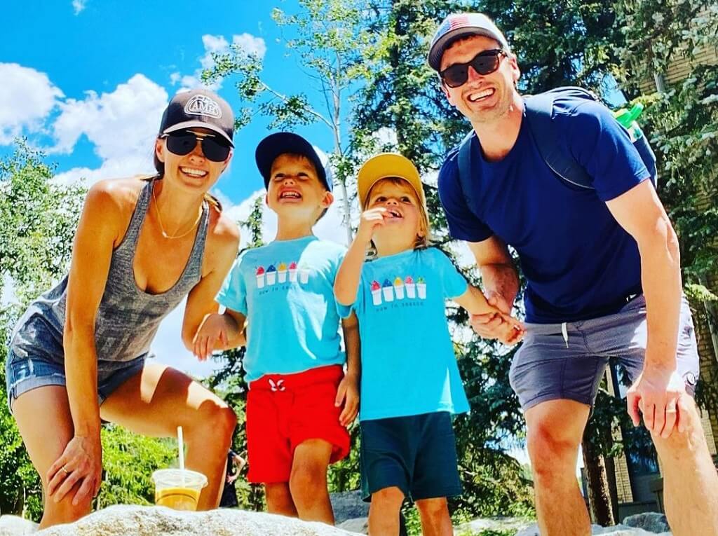 Kayna Whitworth con su hijo y su esposo