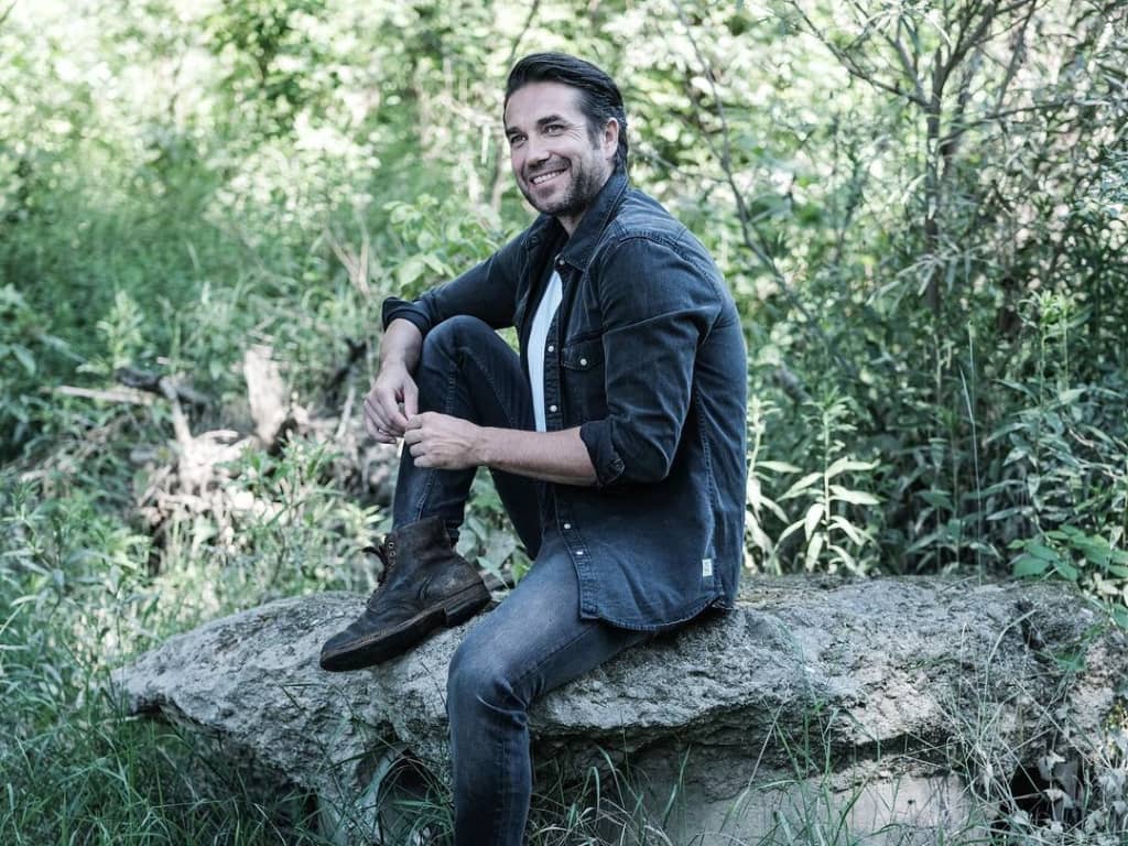 Marcin Dorociński disfrutar en el jardín