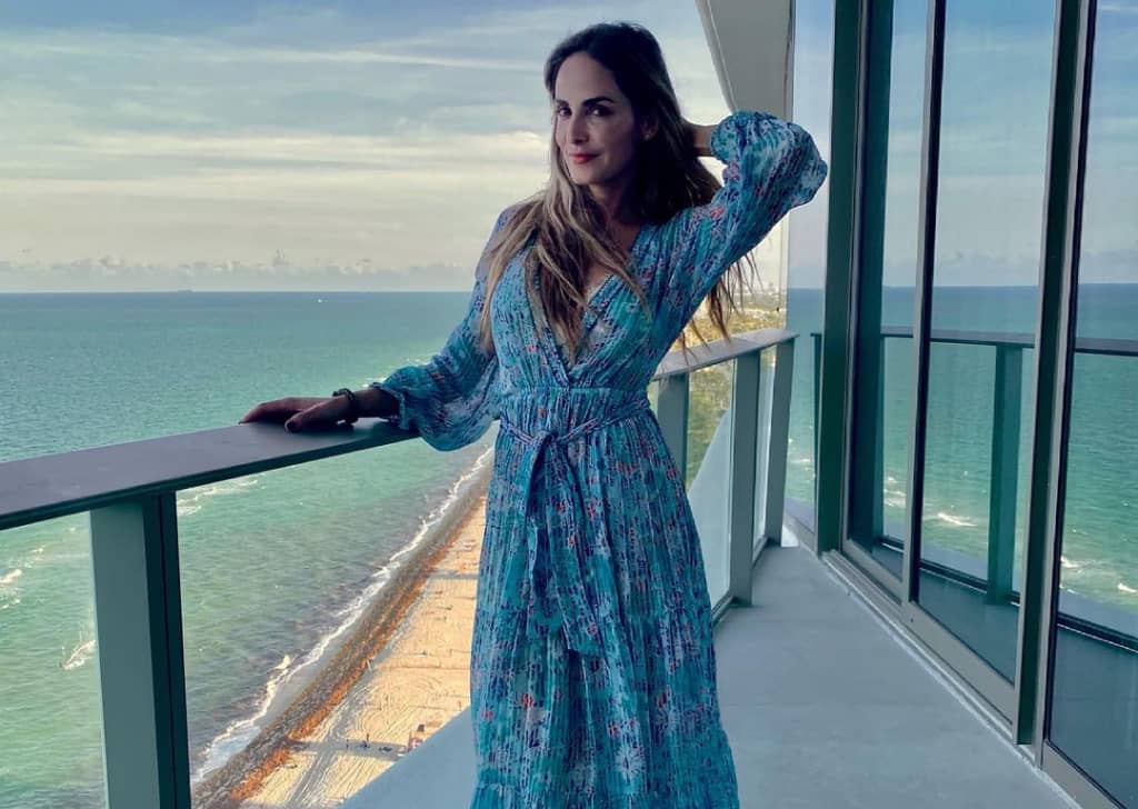 Ximena Herrera en la playa del mar