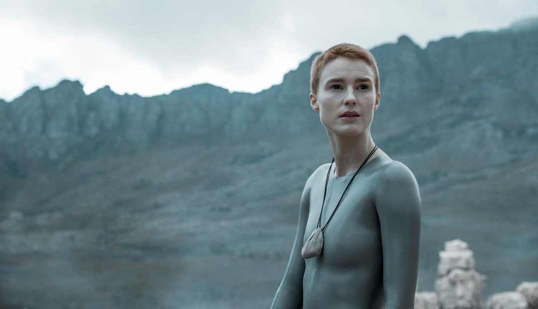Amanda Collin en su papel en la serie Raised by Wolves