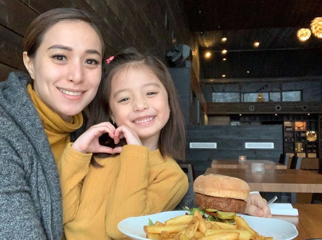 Cristine Reyes con su hija